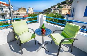A balcony or terrace at To Gefyraki Rooms