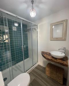 een badkamer met een glazen douche en een wastafel bij Casa Pinhão in Sabugueiro