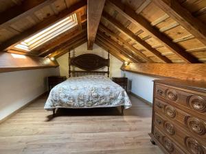 een slaapkamer met een bed op zolder bij Casa Pinhão in Sabugueiro