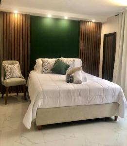 1 dormitorio con 1 cama grande y pared verde en Comfort Modern Spacious Queenbed, en Trujillo