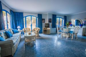 - un salon avec un canapé, des chaises et une table dans l'établissement Ras Katy Sunset Views, à Charm el-Cheikh