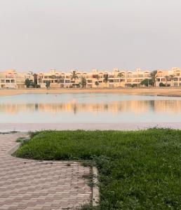 درة العروس في درّة العروس: a body of water with houses in the background