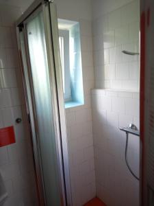 um chuveiro com uma porta de vidro na casa de banho em Rodinný dům Na Smetance em Vrchlabí