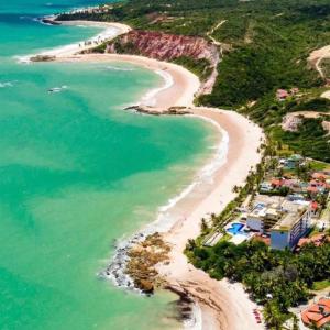 an aerial view of the beach at Casa em FRENTE À PRAIA, ao lado do Nord Hotel - Tabatinga in Conde