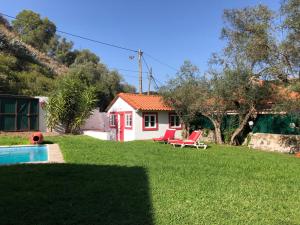 un cortile con una casa e una piscina di Lisbon Cozy House w/Garden and Pool a Valejas