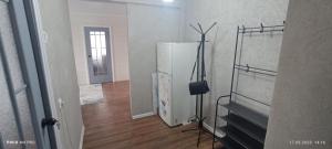 eine Küche mit einem weißen Kühlschrank im Zimmer in der Unterkunft Lux Home на Новаторов in Öskemen