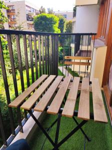 un banco de madera en la parte superior de un balcón en Lumineux Charming Appartement - Cozy Flat, en Le Chesnay
