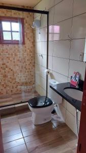a bathroom with a toilet and a sink at Recanto Pôr do Sol in Nova Petrópolis
