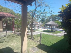 uitzicht op een tuin met een zwembad en een paviljoen bij Pousada Sitio Paraíso in Cabo de Santo Agostinho