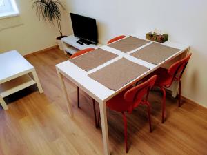 TV a/nebo společenská místnost v ubytování Apartman Coral