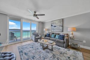 Pelican Beach Resort by Colasan的休息区