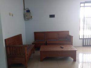 Capital O 93116 Srawung Family Homestay Syariah tesisinde bir oturma alanı