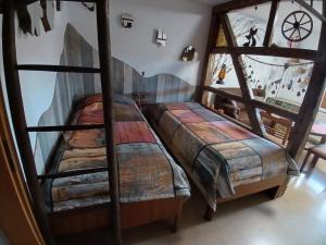 a bedroom with two beds in a room with a window at Beim Schlafwandler in Karlsbad