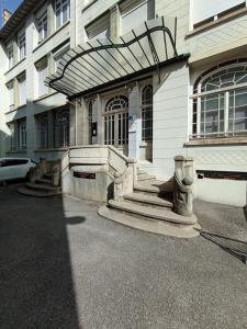 un bâtiment avec un escalier en face de celui-ci dans l'établissement Le 12 studio neuf wifi app 11, à Saint-Étienne