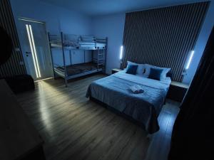 Un pat sau paturi într-o cameră la Maysa Ap.