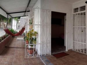 um quarto com uma porta com plantas em Apartamento centro Santa Marta em Santa Marta