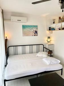een slaapkamer met een bed in een kamer bij Les pieds dans le sable in La Grande-Motte