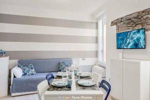a living room with a couch and a table at Il Profumo del Mosto, Terre Marine in Vernazza