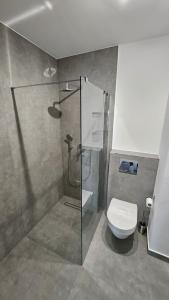 a bathroom with a glass shower and a toilet at APARTAMENT BUŁGARSKA 60m2-3 POKOJE-PIĘKNY WIDOK-13 PIĘTRO 24H CHECK IN in Poznań