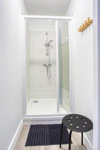 baño con ducha y puerta de cristal en Spacieux Havre Chic à Angoulême, en Angulema