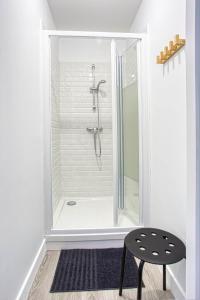 a bathroom with a shower with a glass door at Le Havre Chic et Spacieux d'Angoulême - Calme & Confort Moderne in Angoulême