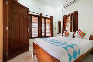 Flagship Atharvam Resort tesisinde bir odada yatak veya yataklar