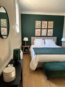 1 dormitorio con cama, mesa y espejo en CABADOL - Appartement Aix centre historique - très calme - 50m cours Mirabeau, en Aix-en-Provence
