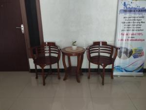 twee stoelen en een tafel in een kamer bij OYO 93152 Azwa Gh Katingan 