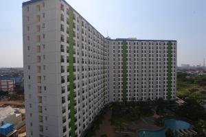 タンゲランにあるCollection O 93142 Lion Roomsの緑縞の白い高い建物