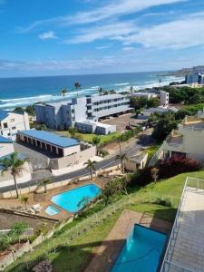 una vista aérea de un complejo con 2 piscinas y el océano en Dawn's Apartment en Margate