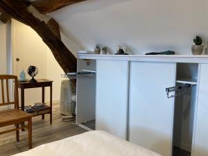 ブロワにあるUn séjour royal au calmeのカウンター付きの部屋
