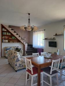 ein Wohnzimmer mit einem Tisch, Stühlen und einem Sofa in der Unterkunft Campo del Gatto in Viterbo