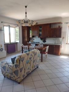 ein Wohnzimmer mit einem Sofa und einem Tisch in der Unterkunft Campo del Gatto in Viterbo