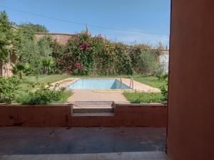 Blick auf den Pool im Garten in der Unterkunft BUILD KECH Agafay Marrakech in Marrakesch