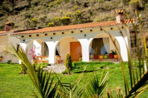 een huis met een tuin ervoor bij Fundo Alma Andina in Jauja