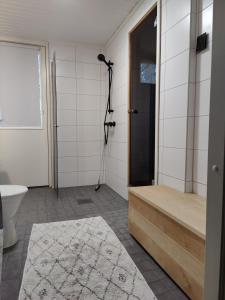 y baño con ducha, bañera y aseo. en Sunstar Villa, en Rovaniemi