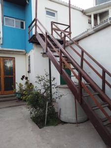 una escalera de madera junto a un edificio con puerta en El Reposo de Eladia 1 en Quequén