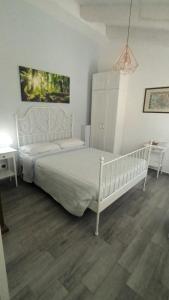 1 dormitorio con 1 cama blanca en una habitación en La Meridiana, en Frontone