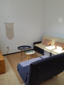 uma sala de estar com um sofá e uma cama em Appt plein coeur de Soulac sur Mer em Soulac-sur-Mer