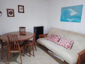 sala de estar con sofá y mesa en El Reposo de Eladia 1 en Quequén