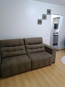 un divano marrone in soggiorno di Apartamento em Bento Gonçalves-RS a Bento Gonçalves