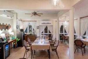 - une salle à manger avec une table et des chaises dans l'établissement Baan Duangkaew Resort, à Hua Hin