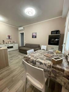 un soggiorno con un tavolo e un divano di Da Francesco a Pisa