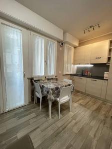 eine Küche mit einem Tisch und Stühlen im Zimmer in der Unterkunft Da Francesco in Pisa