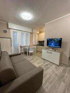 ein Wohnzimmer mit einem Sofa und einem Flachbild-TV in der Unterkunft Da Francesco in Pisa