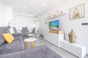 sala de estar con sofá y mesa en Gemelos 22-3-21D Apartment Deluxe Levante Beach en Benidorm