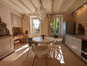 - une cuisine avec une table et des chaises dans la chambre dans l'établissement Bello Viso, proche Saint Emilion, à Belvès-de-Castillon
