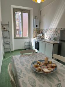 een keuken met een tafel met een bord eten erop bij FlatEly a Testaccio in Rome