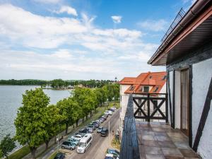 desde el balcón de un edificio con vistas al río en Kuźnia Smaku, en Ełk