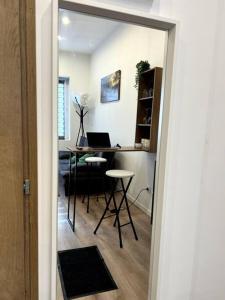 een kamer met een tafel en een laptop op een bureau bij Studios tres chaleureux in Roubaix